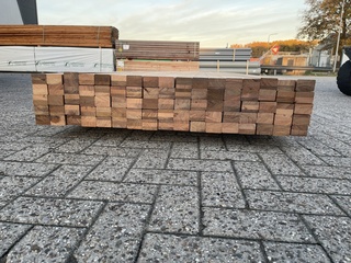 Ca. 35x Guyana Teak Onderliggers Gevingerlast, 40x60mm, lengte 395cm